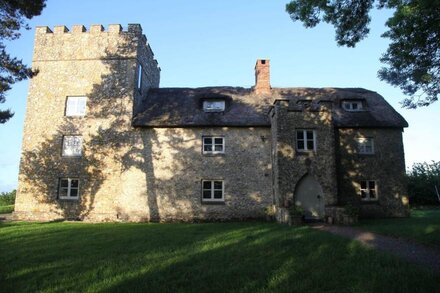 GOTHIC FOLLY, Sleeps 16, Indoor Heated Pool, Hot Tub, Jurassic Coast East Devon