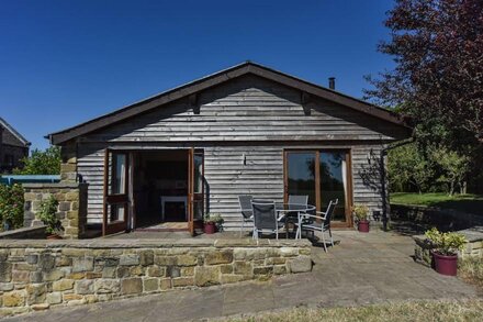 Amber Cabin, sleeps 4, peaceful cabin in the Derbyshire Dales