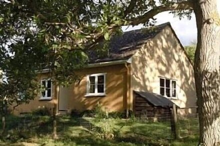 Cosy Cotswold Cottage Hidden Away in an Orchard.