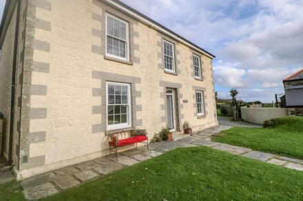 ROSKORWELL MANOR, pet friendly, country holiday cottage in St Keverne