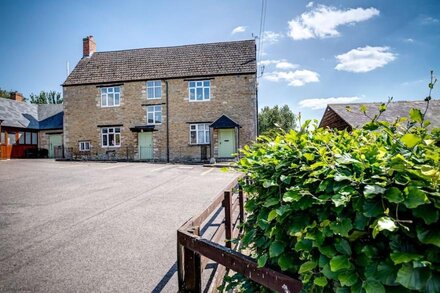 Greenhill Farmhouse Cotswolds Holiday home sleeps 12 near Woodstock