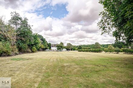 Kates Cottage is a two bed cottage with River Thames frontage and mooring