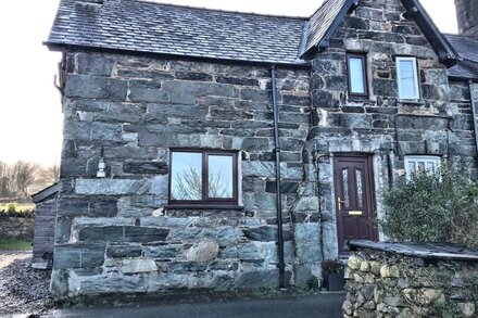 Stone cottage stunning views Walk&MTB from the house/Family Friendly/Free WiFi