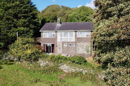 PANT GOLAU HOUSE, pet friendly, character holiday cottage in Llanbedr