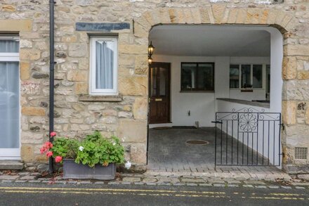 NO. 2 THE MEWS, family friendly in Kirkby Lonsdale