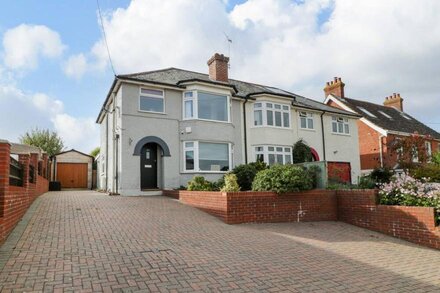 CURLEW COTTAGE, pet friendly, character holiday cottage in Lymington