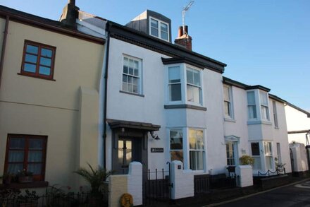 Seaside Cottage sleeping 6 people, Pet friendly, just 50 mtrs from waters edge