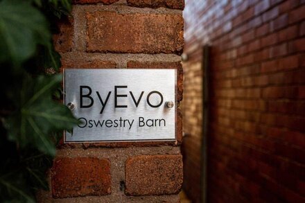 ByEvo Oswestry Barn - Quirky 2 Bed 1 Bath Barn style annex close to town centre