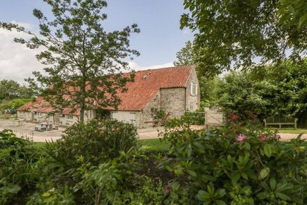 THE END, character holiday cottage, with a garden in Langport