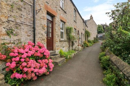 WATERFALL COTTAGE, pet friendly in Ingleton