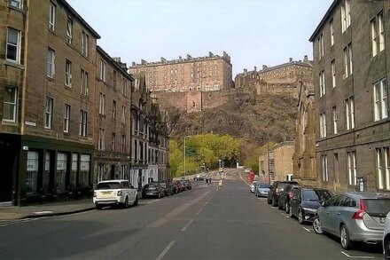 Cozy 3 Bedroom Apartment in the Heart of Old Town - Perfect for the Fringe!