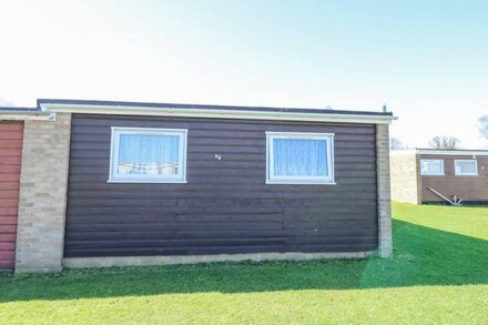 CHALET 52, family friendly, with a garden in Hemsby