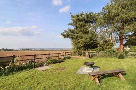 QUANTOCK VIEW, family friendly, with hot tub in Milverton