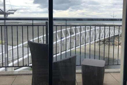 Newcastle Seafront apartment with WiFi & Parking