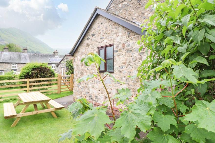 BERWYN VILLA, family friendly, with a garden in Llangynog