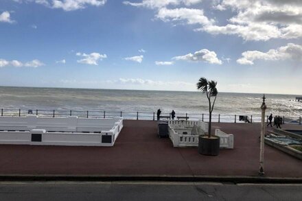 Beachfront apartment, eclectic interiors. Romantic hideaway in Hastings.