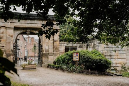 Beautiful Grade II* listed Gatehouse in Great Location