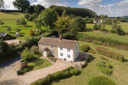 CHURCH VIEW, family friendly, with open fire in Tisbury, Near Bath