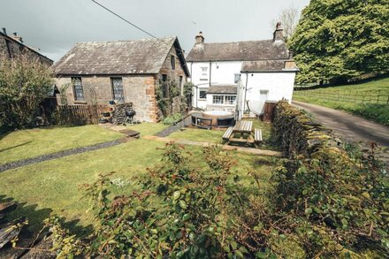 Luxurious Cottage with Hot Tub. 19 miles from Windermere.