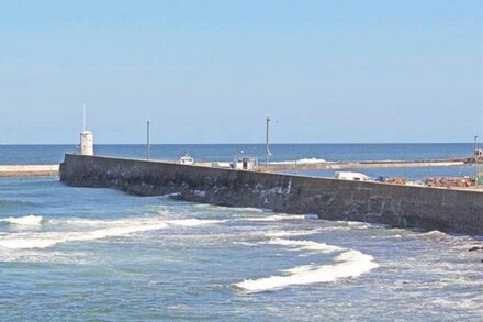 Fisherman's Cottage with amazing sea views - set in old quiet cobbled square