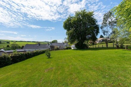 3-Bedroom Countryside Cottage Close to North Devon's Beaches and Exmoor, with onsite games room