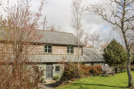 SPRING PARK FARMHOUSE, pet friendly, with hot tub in Launceston