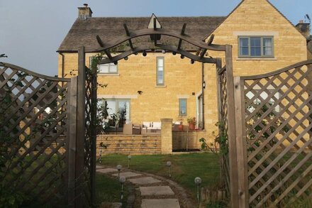 A Luxurious family Cotswold home with a short stroll from market-square