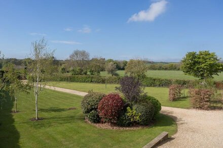 Stunning 5 bed edge of village Cotswold Barn, walk to pubs, idyllic village