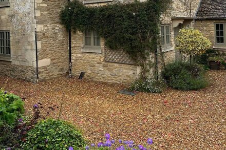 5* Beautiful detached 3 bed cottage outskirts of Lacock