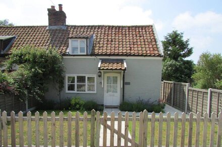 Thimble Cottage - sleeps 3 guests  in 2 bedrooms