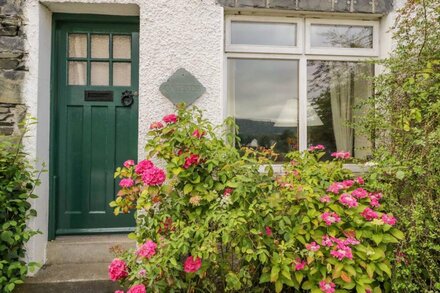 2 GATESIDE COTTAGES, pet friendly, with a garden in Coniston