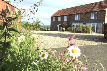 (6) LOVELY  PEACEFUL FARM COTTAGE SEA VIEWS  | CLOSE TO FILEY BEACH /TOWN GARDEN