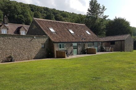 Dog & family friendly 2 bed barn conversion in country setting