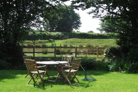 Beautiful one bedroom cottage, 5 miles coast, 3 miles dartmoor