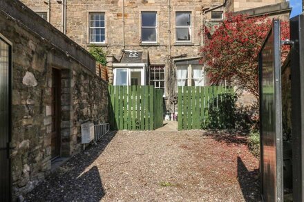 3 LYNEDOCH PLACE, pet friendly, with a garden in Edinburgh