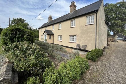 Charming 1-bedroom cottage with parking - 5 miles to Cambridge