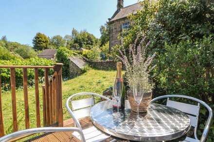 EAST BANK COTTAGE, pet friendly, character holiday cottage in Winster