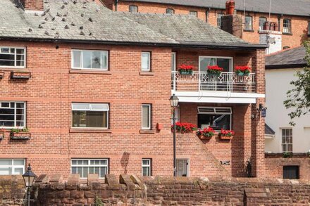 DEE HEIGHTS PENTHOUSE, family friendly in Chester