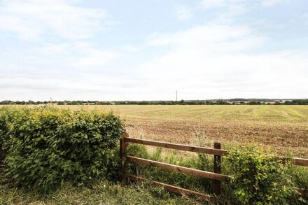 BOWLER YARD COTTAGE, pet friendly, with a garden in Warsop