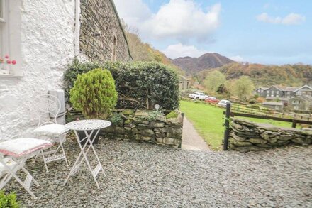 SHEPHERD'S COTTAGE, pet friendly, with open fire in Keswick