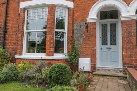 8 WILTON ROAD, pet friendly, character holiday cottage in Hornsea