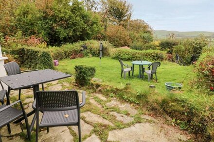 ARFRON, pet friendly, character holiday cottage in Dinas Cross