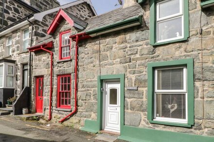 EDRYDD, pet friendly, character holiday cottage in Harlech