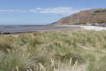 HAFAN Y MOR, country holiday cottage, with a garden in Llandudno