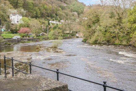 THE NEST, country holiday cottage, with a garden in Llangollen