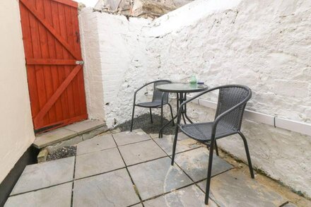 TY CORNEL BACH, pet friendly, country holiday cottage in Llandudno