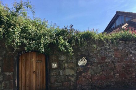 Sunny Secret Garden 3 bed Cottage Near Exeter. Village Location