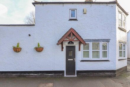 HEATH CORNER, pet friendly, character holiday cottage in Knutsford