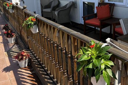 SUNNY DECK steps to beach on peaceful dog friendly park with TV/Wifi/wash/dry