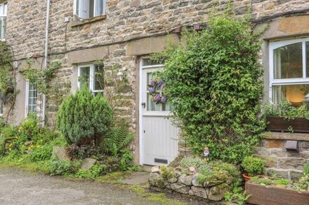 2 FARFIELD ROW, pet friendly, with open fire in Sedbergh